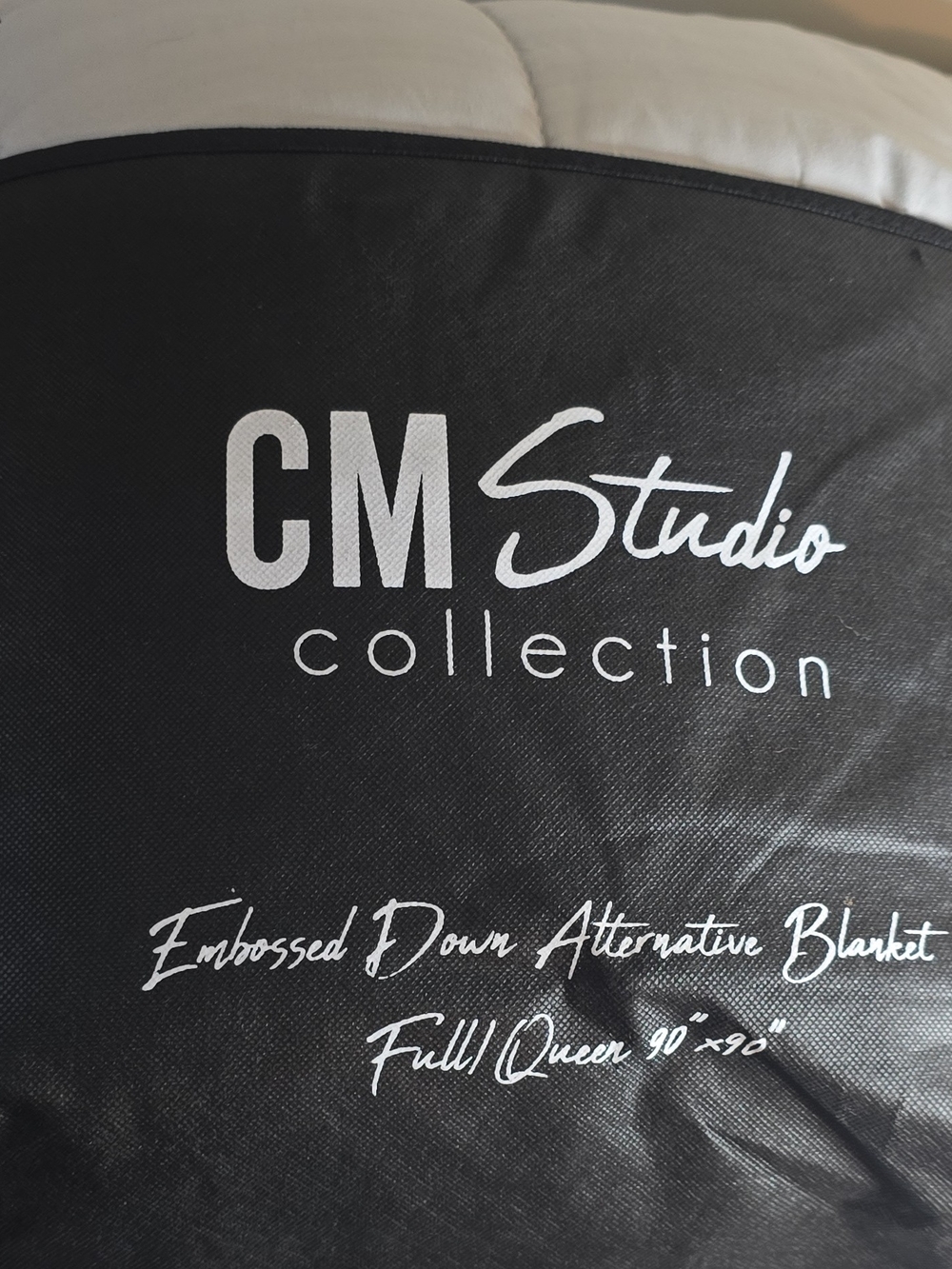 M.STUDIO Embossed Blanket in White and Black Trim(location B2)